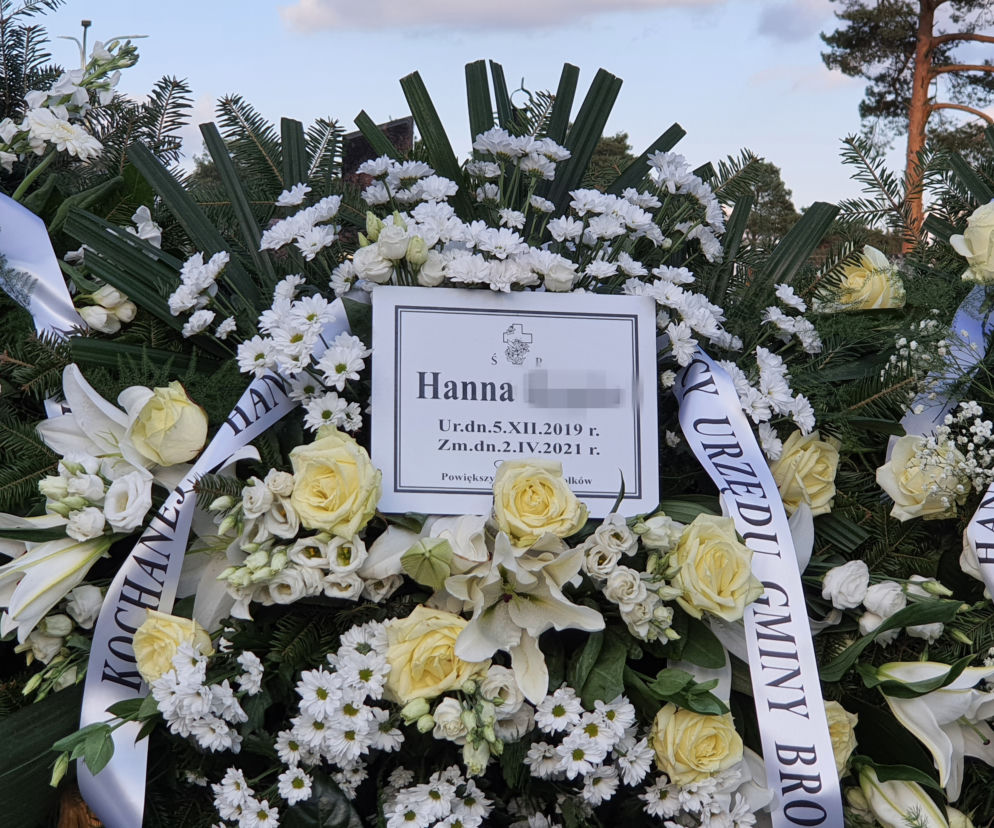 Morze białych kwiatów na grobie maleńkiej Hani