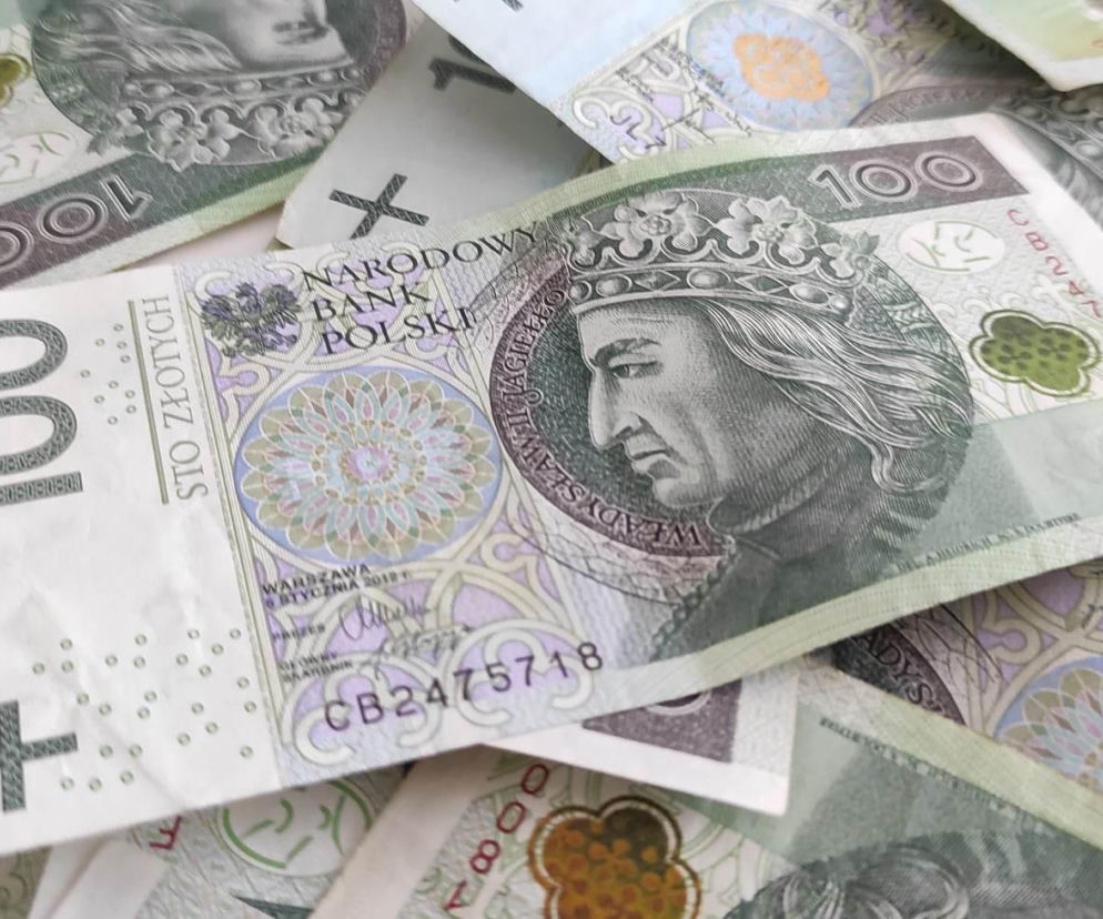 Rozsypane banknoty o nominale 100 złotych. O rekordowej wygranej w Lotto przeczytasz na SE Białystok.