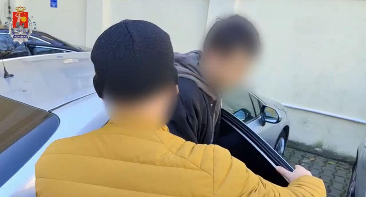  Pościg w centrum Warszawy. 26-latek wjechał w policjanta i wiózł go na masce. Funkcjonariusz ranny, zatrzymany miał narkotyki