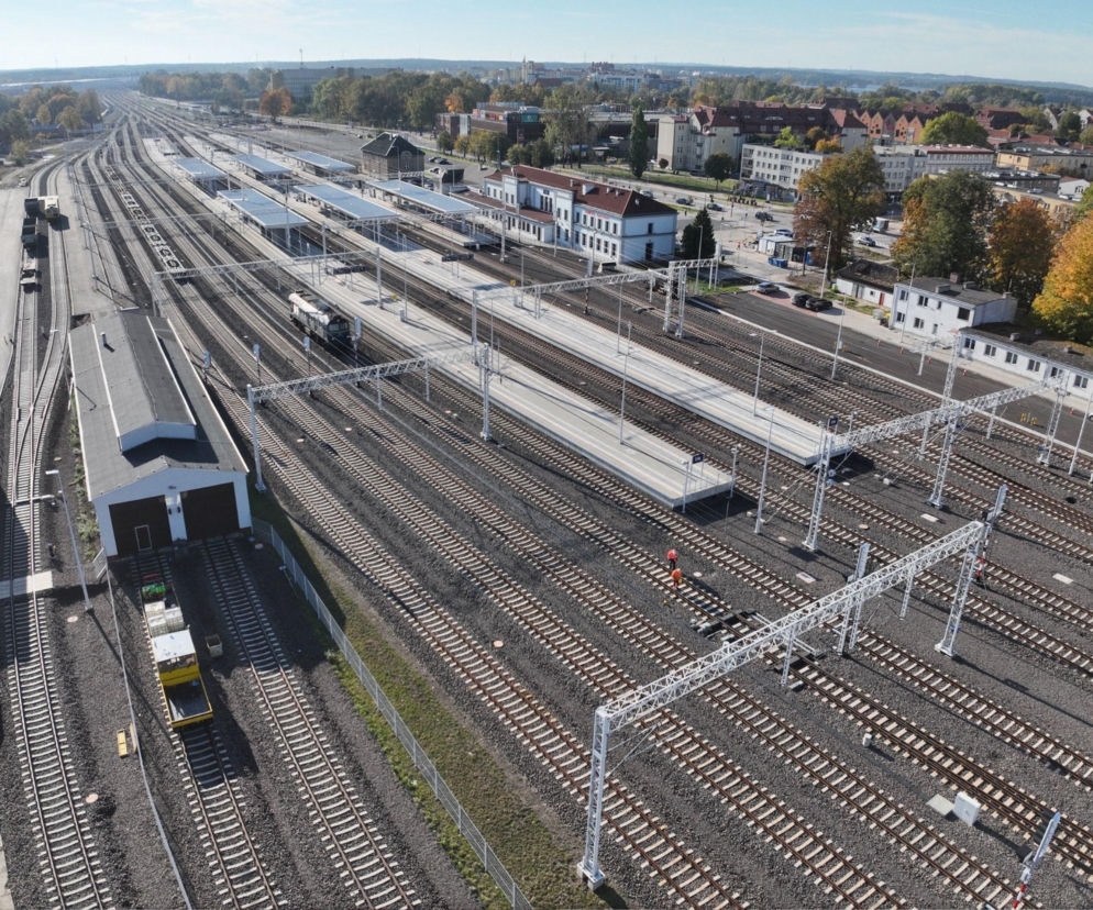 Widok z góry na rozległy węzeł kolejowy ze stacją Ełk. O sporze o kontrakt Rail Baltica przeczytasz w serwisie Architektura.