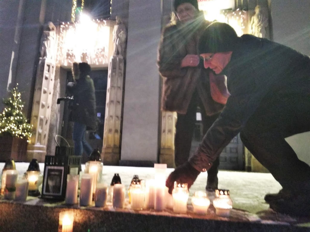 Katowiczanie solidarni z Gdańskiem. Milczący protest przeciwko przemocy przed Teatrem Śląskim [ZDJĘCIA, AUDIO]