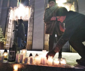 Katowiczanie solidarni z Gdańskiem. Milczący protest przeciwko przemocy przed Teatrem Śląskim [ZDJĘCIA, AUDIO]