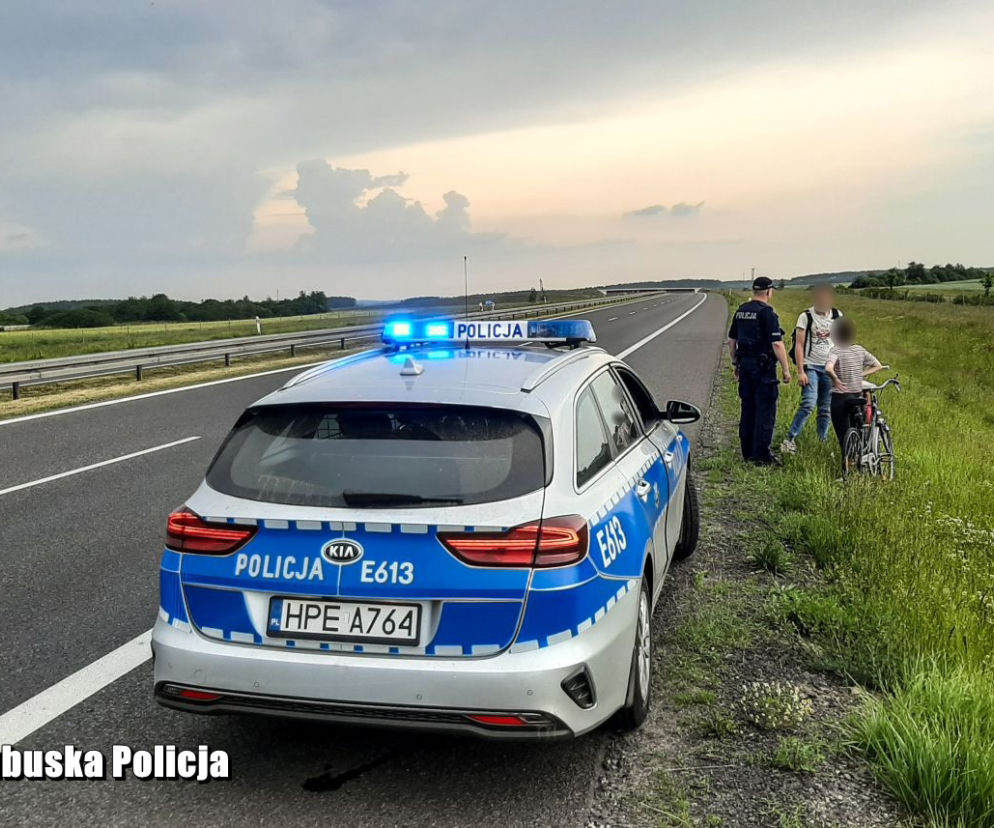 Rowerzyści wybrali się na wycieczkę drogą ekspresową