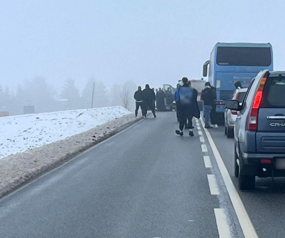 Niewiele zabrakło do kibicowskiej ustawki. Po napaści na autokar w Jarantowicach zatrzymano pięć osób