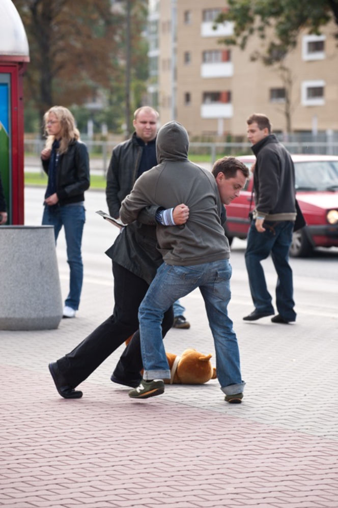 Na Wspólnej: Sławek zostaje dźgnięty nożem i walczy o życie!