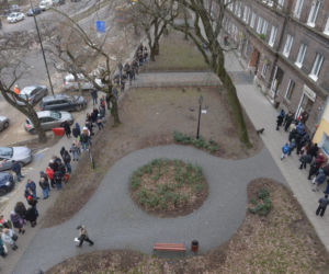 Stali trzy godziny w kolejce po pączki