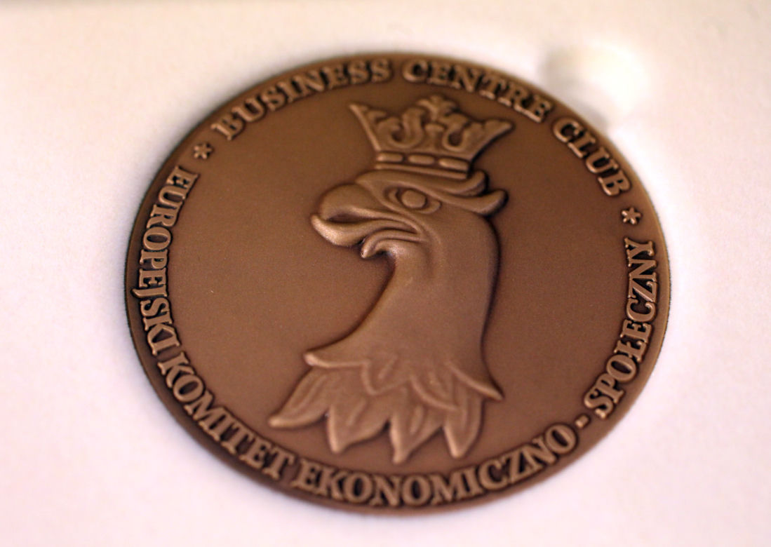 SŁAWOMIR JASTRZĘBOWSKI, NACZELNY "SUPER EXPRESS-U" OTRZYMAŁ MEDAL.