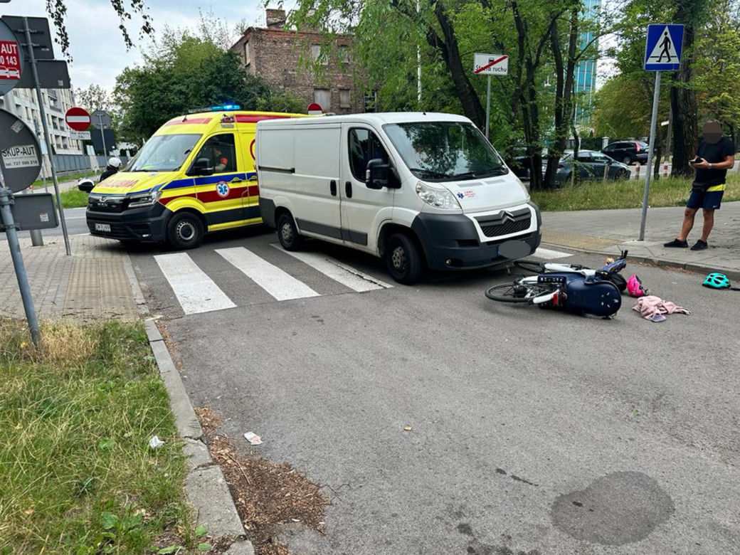 Dramat na przejściu dla pieszych, kobieta z 3-letnim dzieckiem wpadła pod busa! Na jezdni został bucik i kask