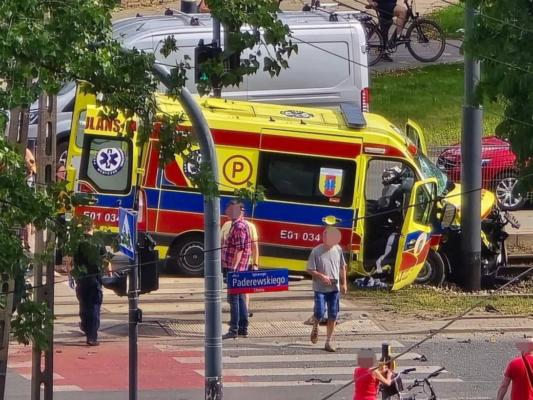 Łódź. Fatalny wypadek karetki! Kilka osób zabranych do szpitala [ZDJĘCIA]