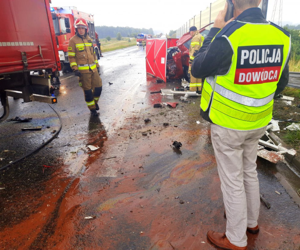 Nieprawdopodobna tragedia na obwodnicy Opola! TIR złamał się w pół! Zginęła 25-latka [ZDJĘCIA]