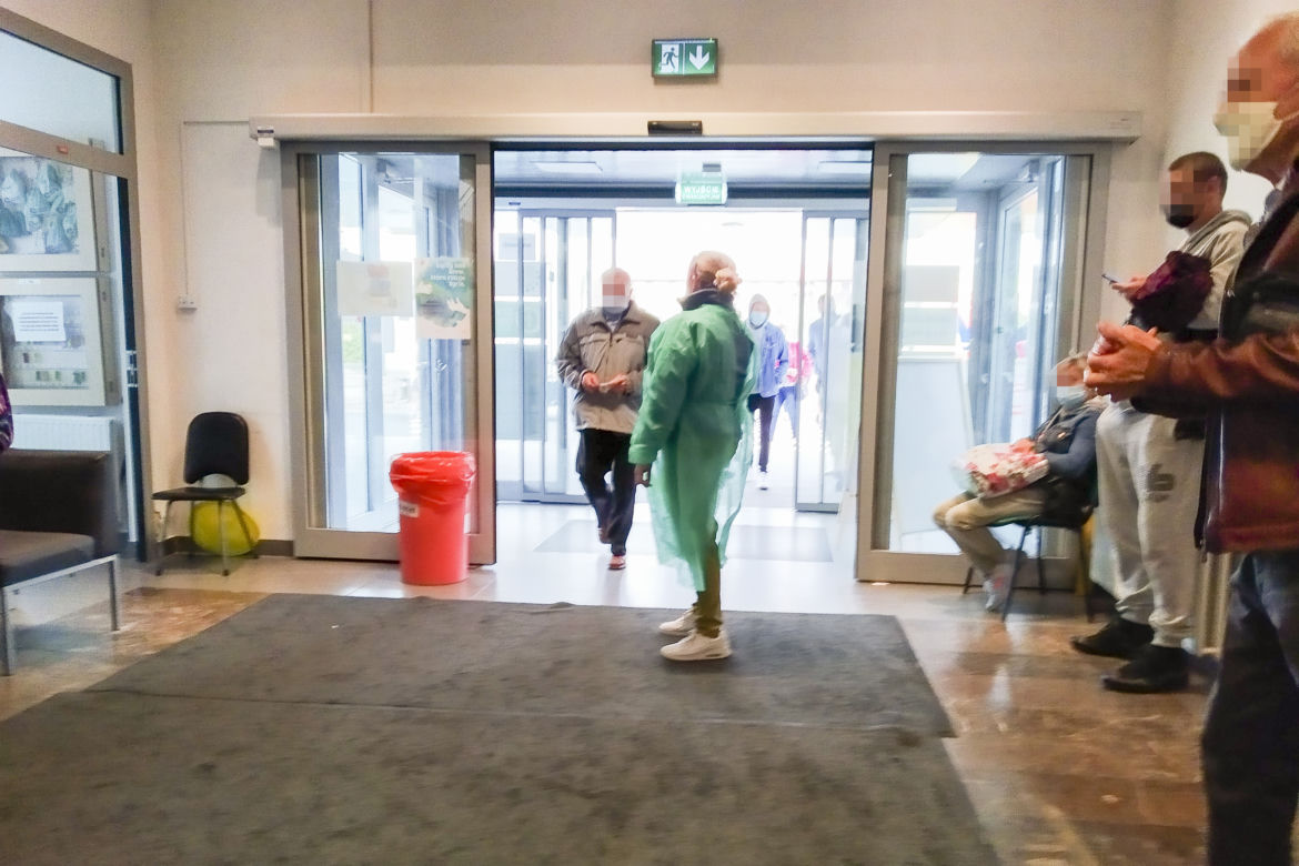 Horror w Instytucie Onkologii. Stłoczeni pacjenci na korytarzach. Tak szpital przestrzega wytycznych?