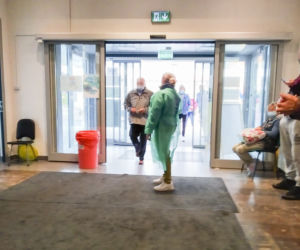 Horror w Instytucie Onkologii. Stłoczeni pacjenci na korytarzach. Tak szpital przestrzega wytycznych?