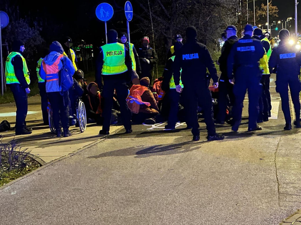 Warszawa. Ostatnie Pokolenie zablokowało Wisłostradę pod mostem Gdańskim. Aktywistów zabrała policja [ZDJĘCIA]