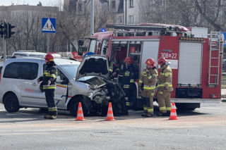 Emeryt uwięziony w samochodzie. Przeleciał przez skrzyżowanie, pasy i trawnik. Wypadek na Gocławiu. [GALERIA]