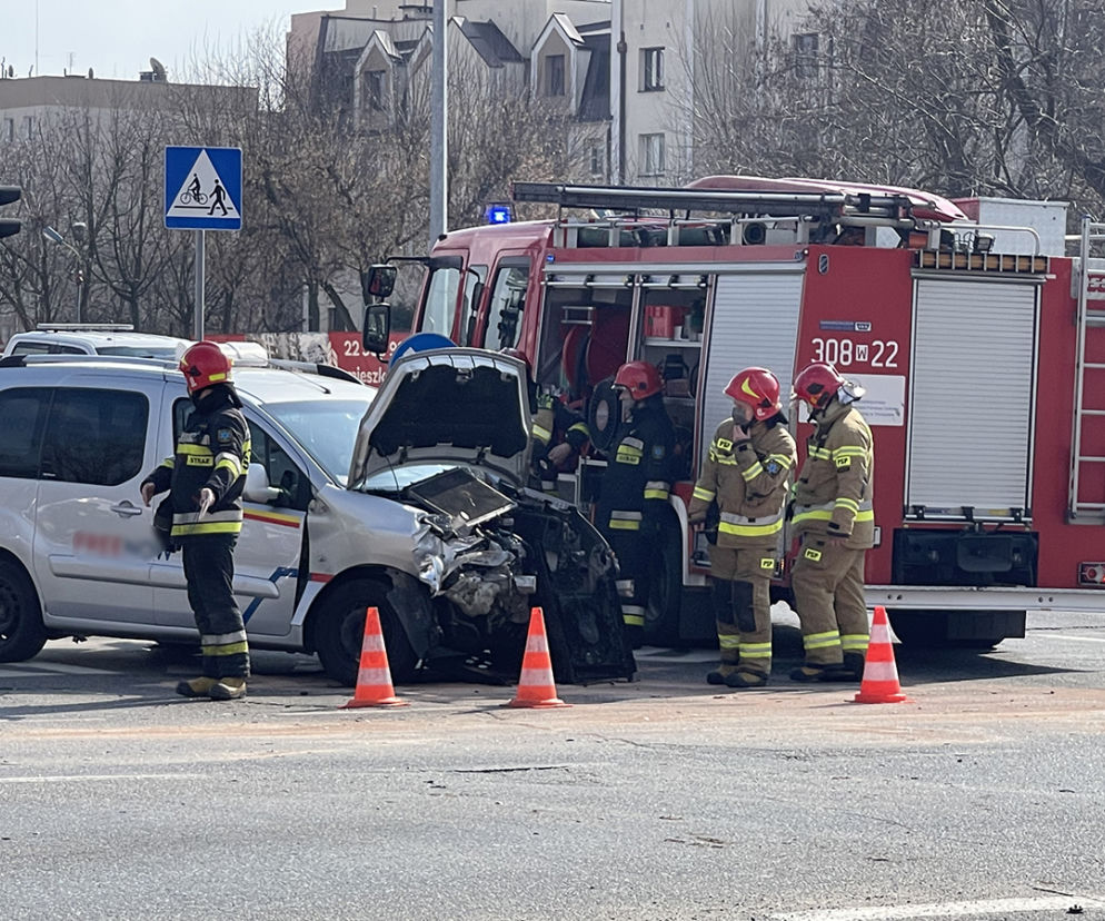 Wypadek na Gocławiu. Mężczyzna uwięziony w aucie! 