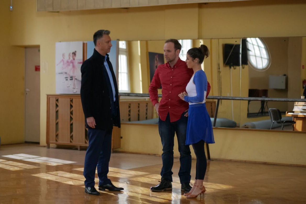 Pierwsza miłość. Janek (Maciej Mikołajczyk), Kinga (Aleksandra Zienkiewicz), Artur (Łukasz Płoszajski)
