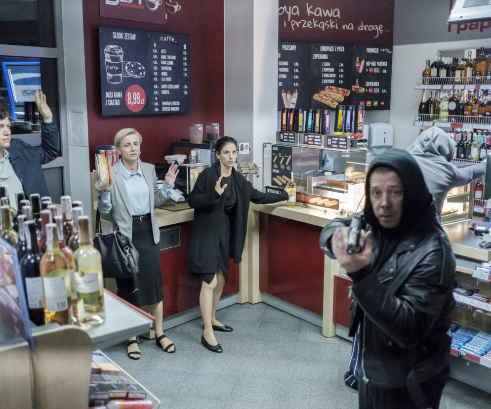 Zawsze warto odc. 1. Marta (Weronika Rosati), Dorota (Katarzyna Zielińska), Krzywy (Bartosz Obuchowicz)