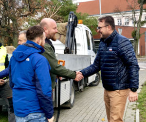 - Blisko 40 nowych drzew, zastąpiło kilkanaście chorych, które musiały być wycięte ponieważ stanowiły zagrożenie dla bezpieczeństwa pieszych – tłumaczy Marek Łucyk, wiceprezydent Gdyni.  