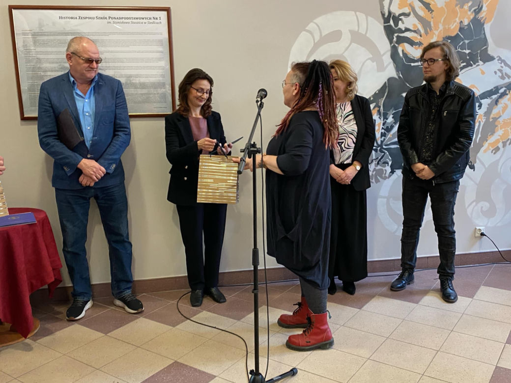 Uczniowie ZSP nr 1 stworzyli mural na ścianach szkoły. Grafika przedstawia patrona placówki
