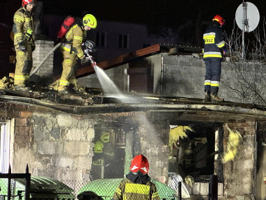 Gigantyczny pożar domku jednorodzinnego w Legionowie. 55-letni Tadeusz trafił do szpitala z poparzeniami całego ciała
