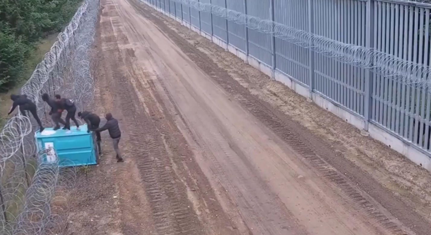 Strażnicy graniczni nie mogli w to uwierzyć. Migranci wymyślili, jak pokonać zaporę