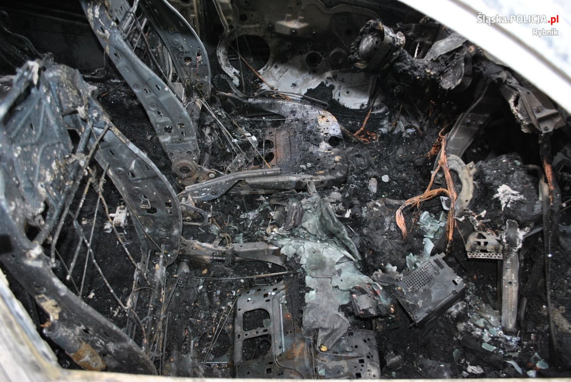 Pijany nie chciał zapłacić za kurs taksówki. Później oblał auto benzyną i podpalił