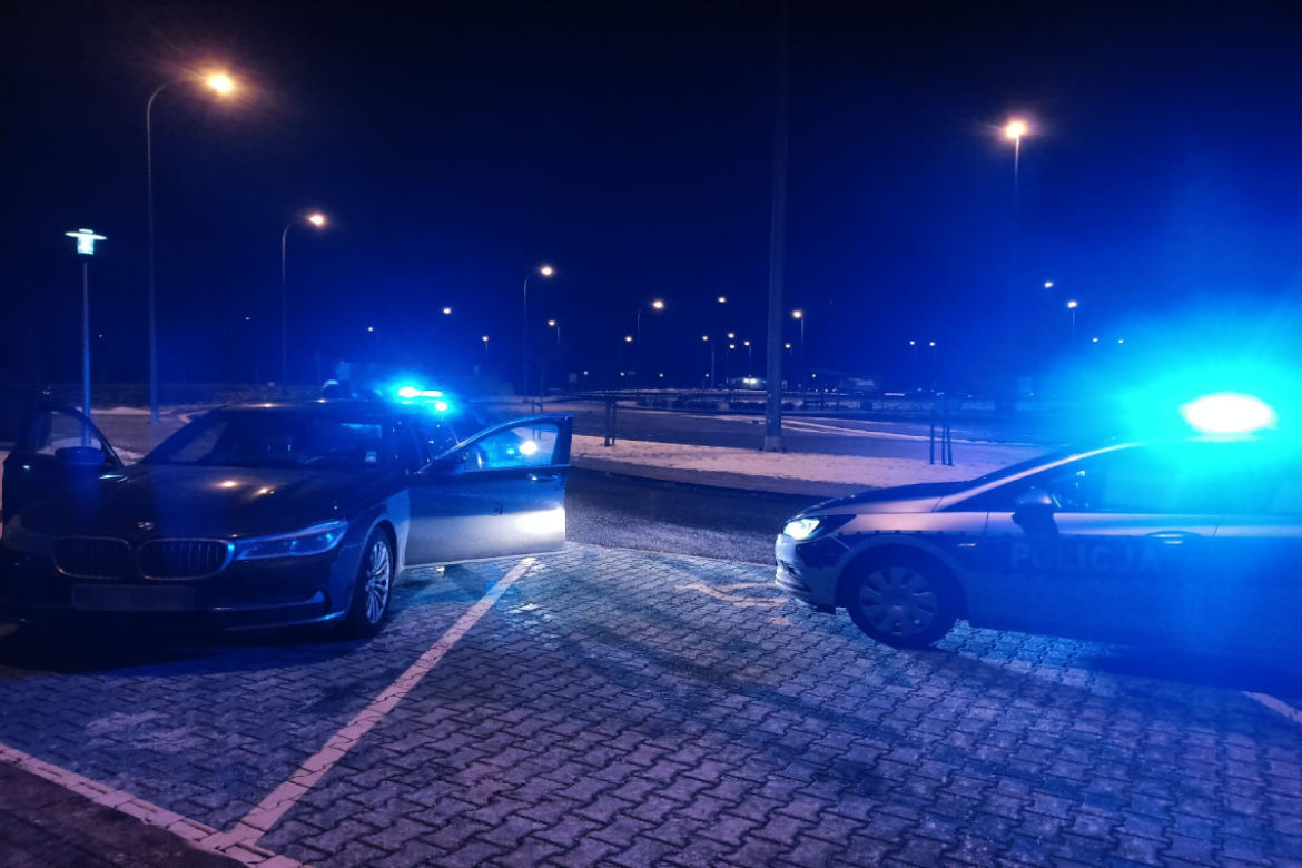 Policyjny pościg na autostradzie A1! Kierowca porzucił auto i uciekał pieszo