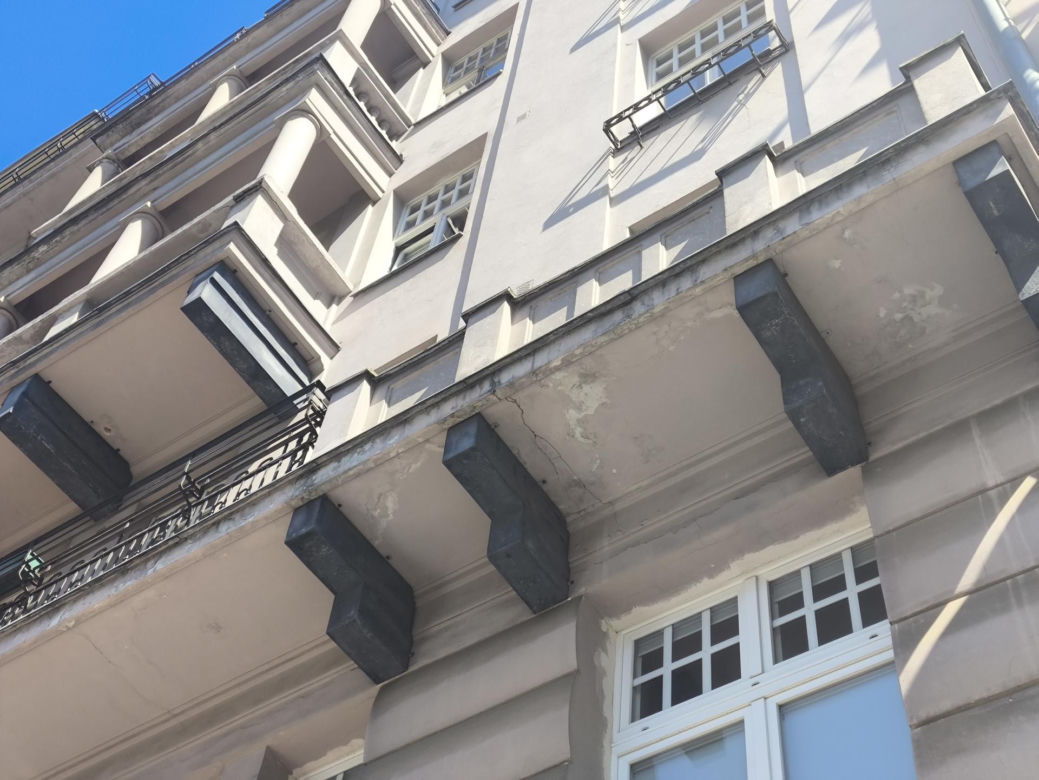 „Marzę, żeby się ogrzać przed śmiercią”. Mieszkańcy kamienicy w centrum Warszawy żyją bez centralnego ogrzewania