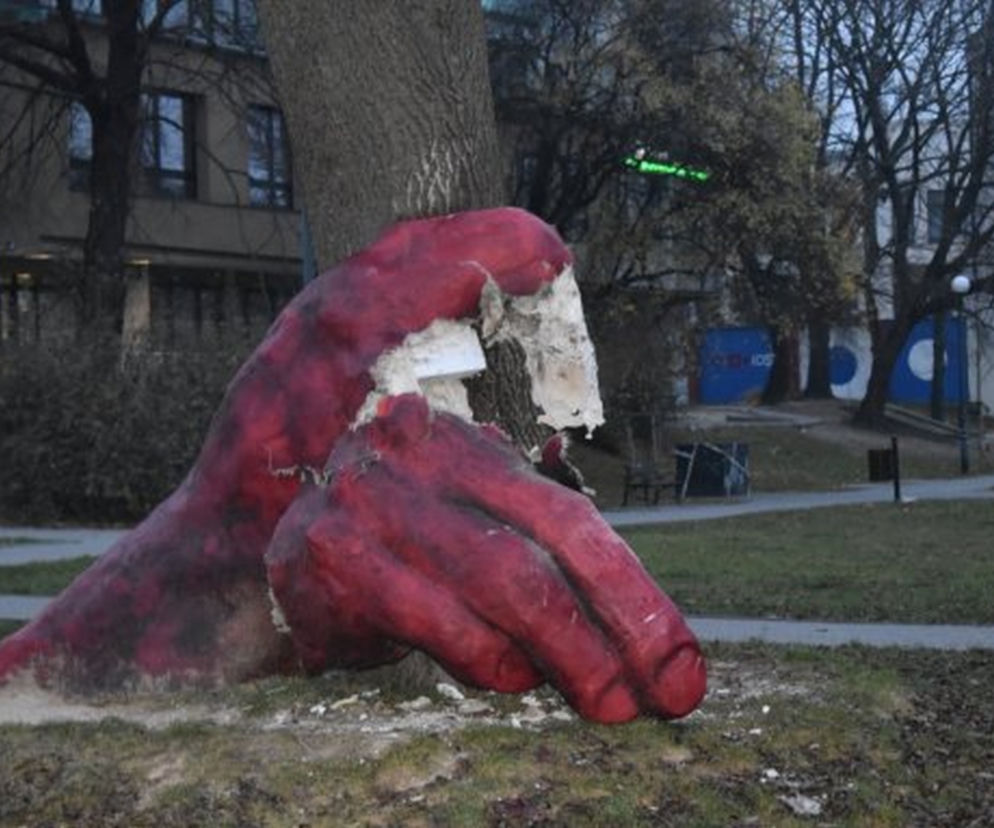 Lublin: W kółko niszczy „Czarcią Łapę”. Furiat rozwalił rzeźbę
