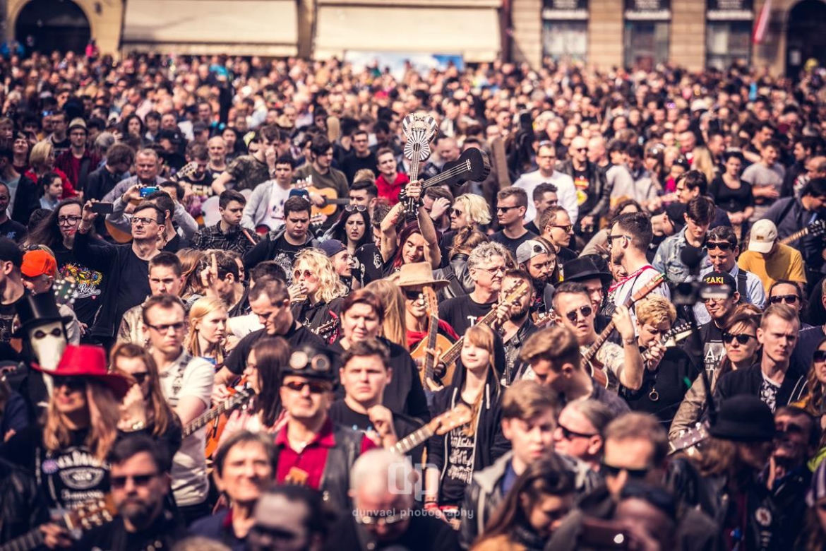 Gitarowy Rekord Guinnessa Online. Transmisja na żywo, relacja live, transmisja online, liczba gitarzystów. Czy padł rekord? 