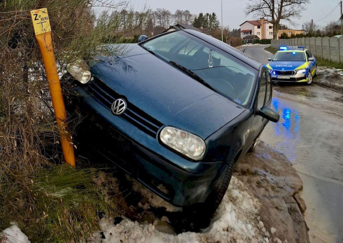 26-latek odpowie za ucieczkę przed policją, narażenie rodziny na niebezpieczeństwo i jazdę bez uprawnień