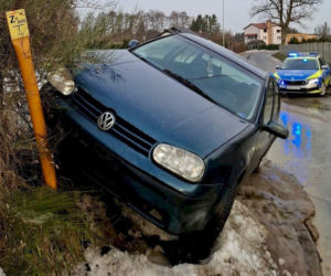 26-latek odpowie za ucieczkę przed policją, narażenie rodziny na niebezpieczeństwo i jazdę bez uprawnień