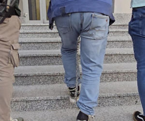 Sąsiedzi o Piotrze C., który zabił matkę: Kosił jej trawę, rąbał drewno, woził na zakupy
