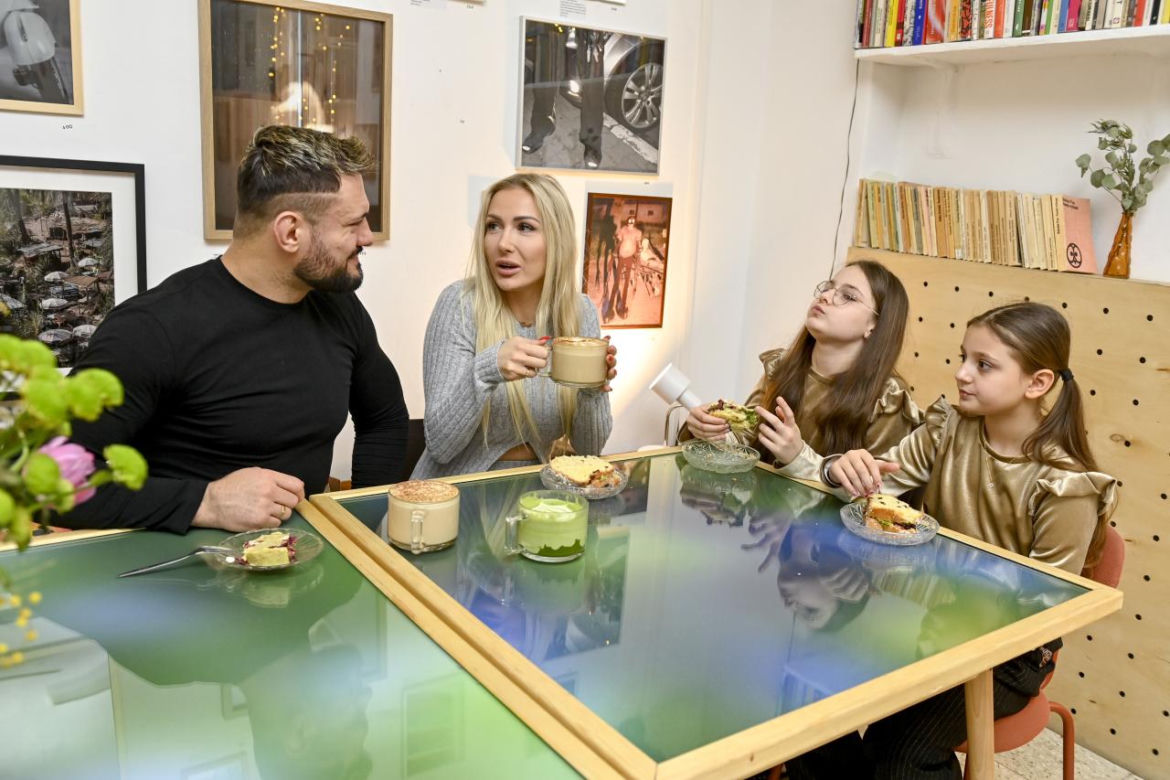 Eliza i Trybson z córkami: Victorią i Kornelią
