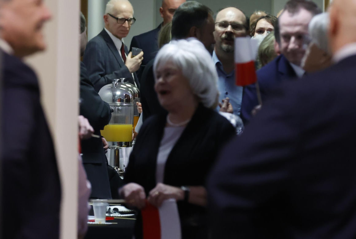 Skromny poczęstunek w PiS. Tym karmili na wieczorze wyborczym