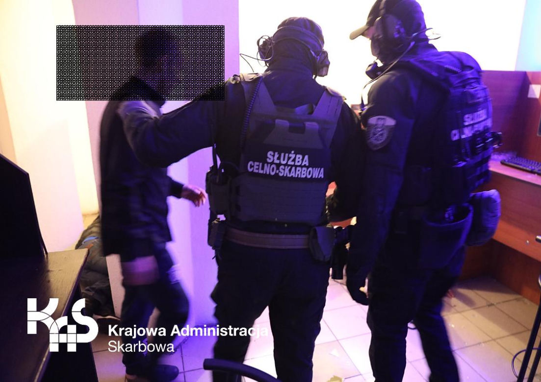 Szczecin: Nielegalne kasyno w centrum miasta. Zabezpieczono gotówkę  na wypłaty wygranych
