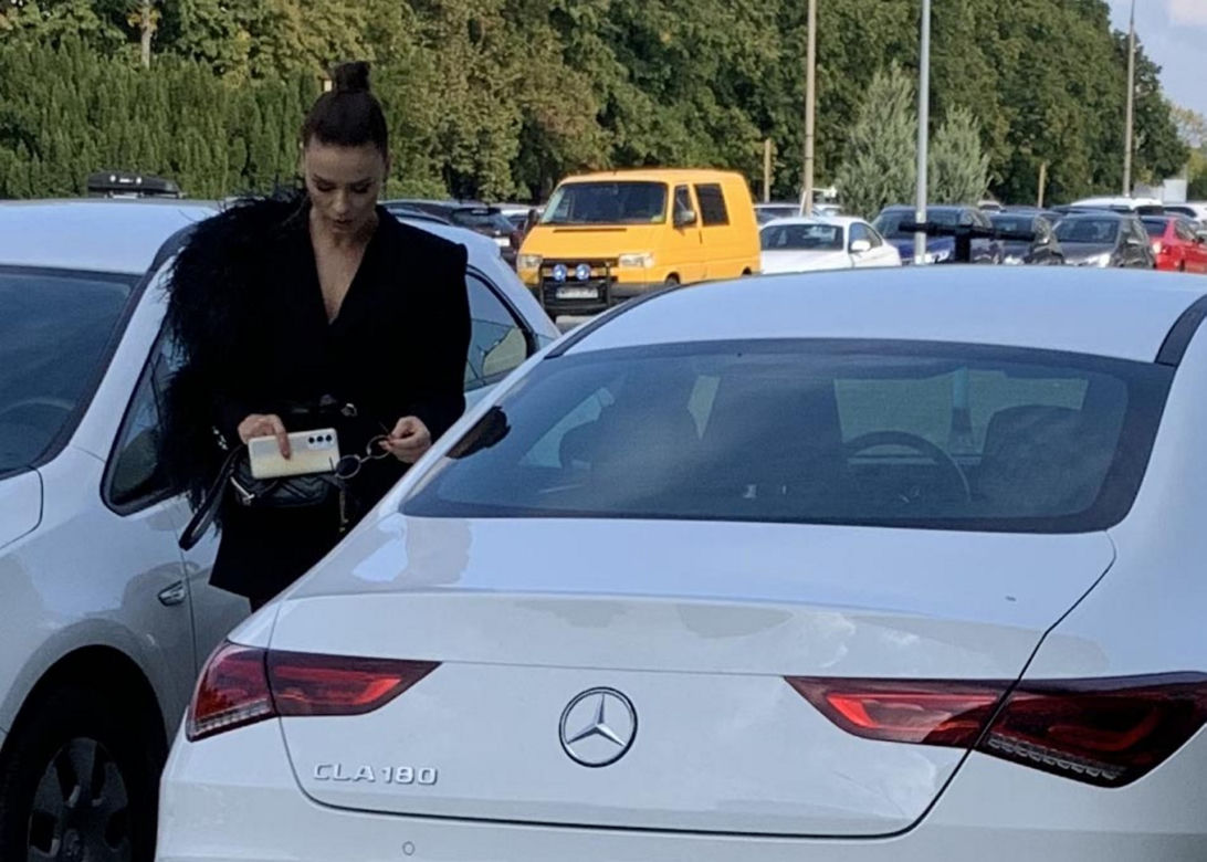 Natasza Urbańska zadaje szyku przy białym mercedesie