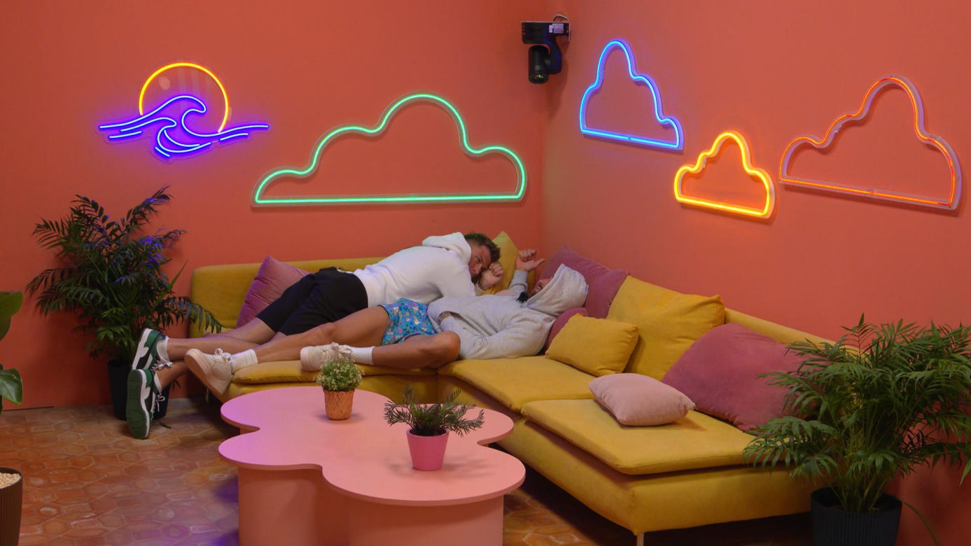 Love Island 9: Adrian zaliczył poważną wpadkę. Widzowie mają niezłą polewkę w komentarzach