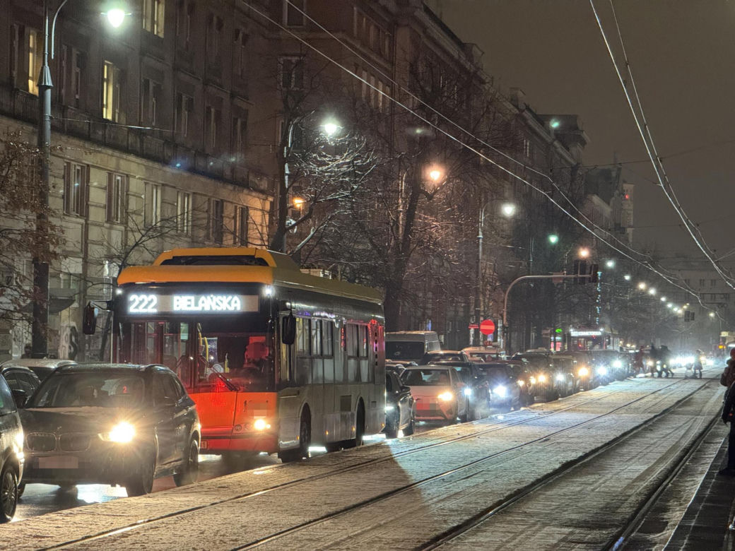Totalny paraliż Warszawy. Gigantyczne opóźnienia autobusów i tramwajów, kierowcy w korkach