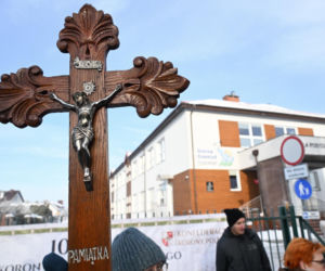 Protest przed szkołą  w Kielnie