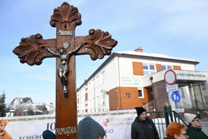 Protest przed szkołą  w Kielnie