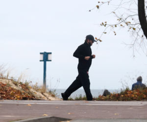 Tusk biega bez maseczki