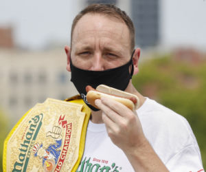 Zeżarł 75 hot dogów w 10 minut