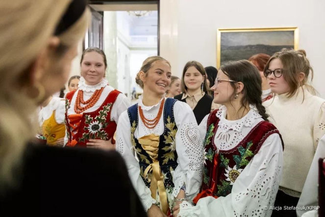 Uczniowie z Zakopanego ubrali choinkę w Pałacu Prezydenckim. Córka Pierwszej Damy skradła show!