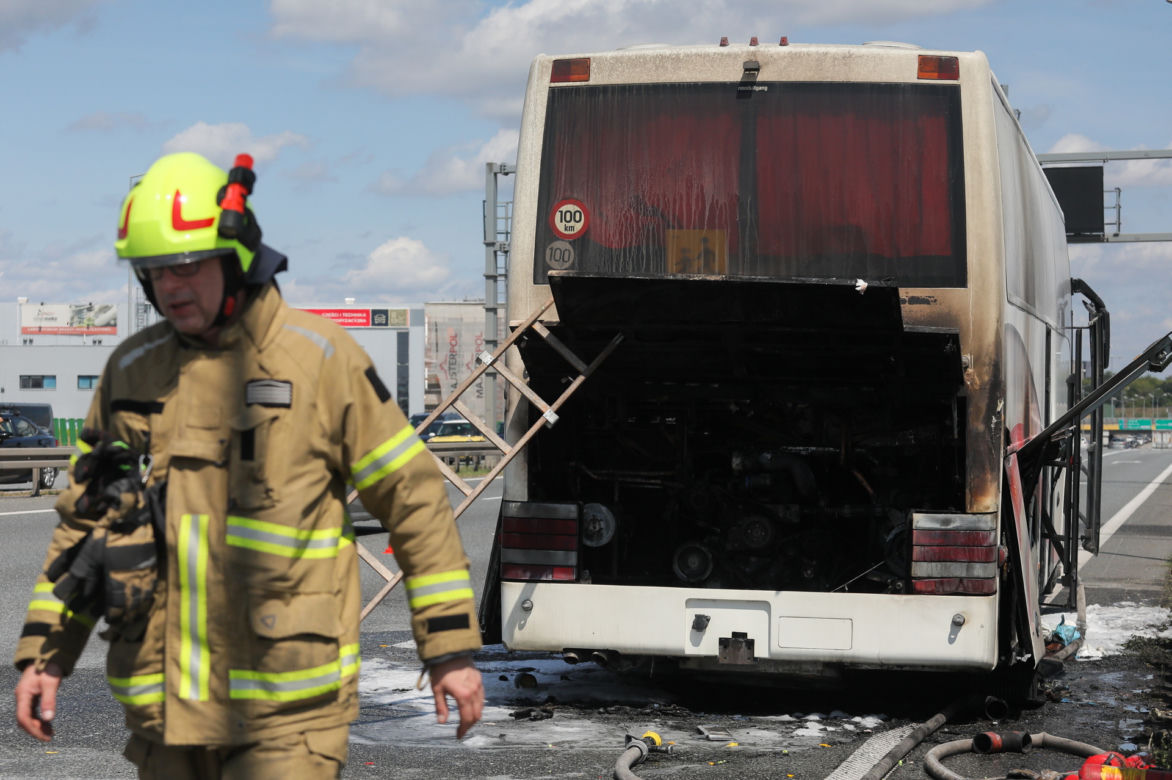 Autobus z dziećmi w środku zaczął się palić! Koszmar pod Warszawą
