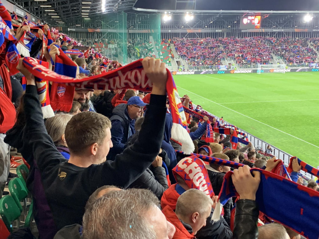 Mecz Raków Częstochowa - Sporting Lizbona. Stadion w Sosnowcu szczelnie wypełnił się kibicami 