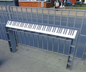 Muzyczne klimaty na przystanku tramwajowym w centrum Szczecina. Skąd wzięło się to nietypowe pianino? 