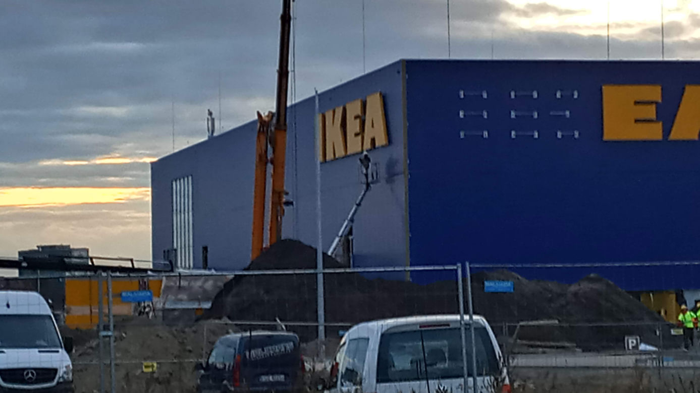 IKEA w Szczecinie: Na fasadzie hali pojawił się pierwszy szyld