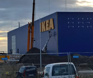 IKEA w Szczecinie: Na fasadzie hali pojawił się pierwszy szyld