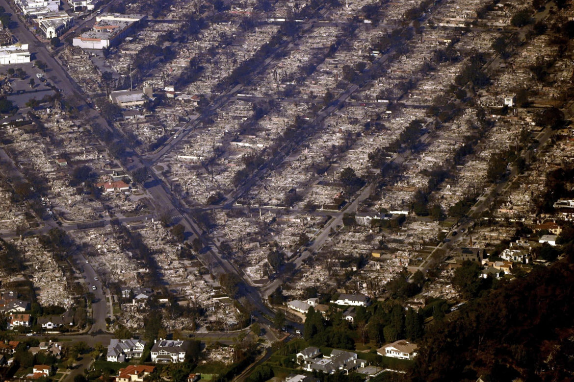Wstrząsające zdjęcia z Los Angeles. Połacie spalonych domów
